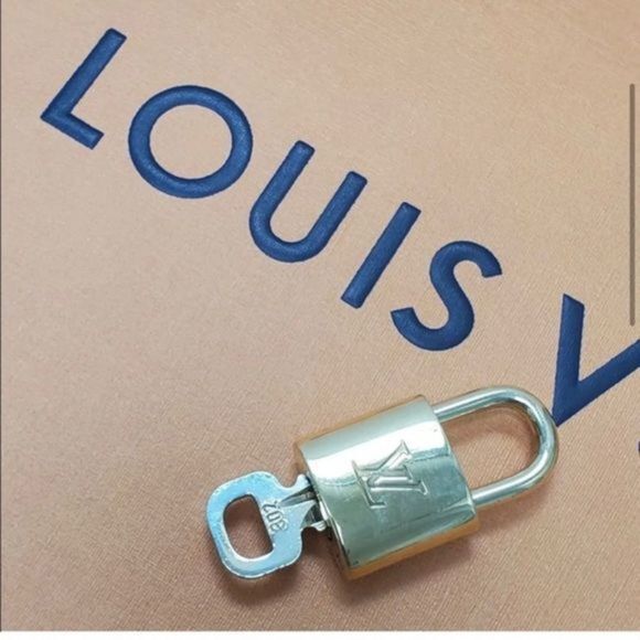 AUTHENTIC Near Mint Louis Vuitton lock and key - Picture 4 of 11